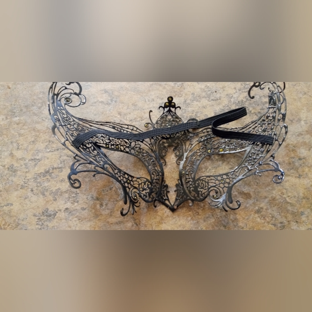 Black Laser-Cut Venetian Masquerade Mask - Picture 3 of 5
